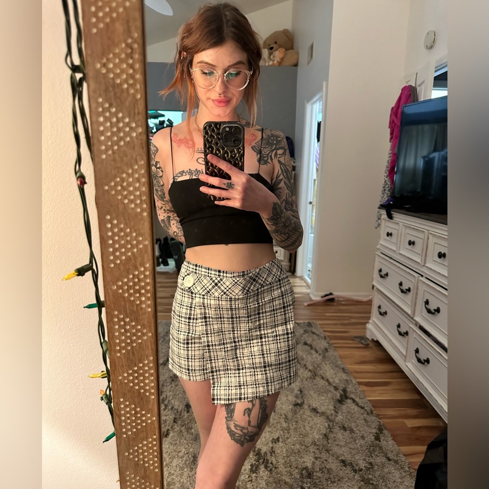 JOE BENBASSET plaid black and white skort